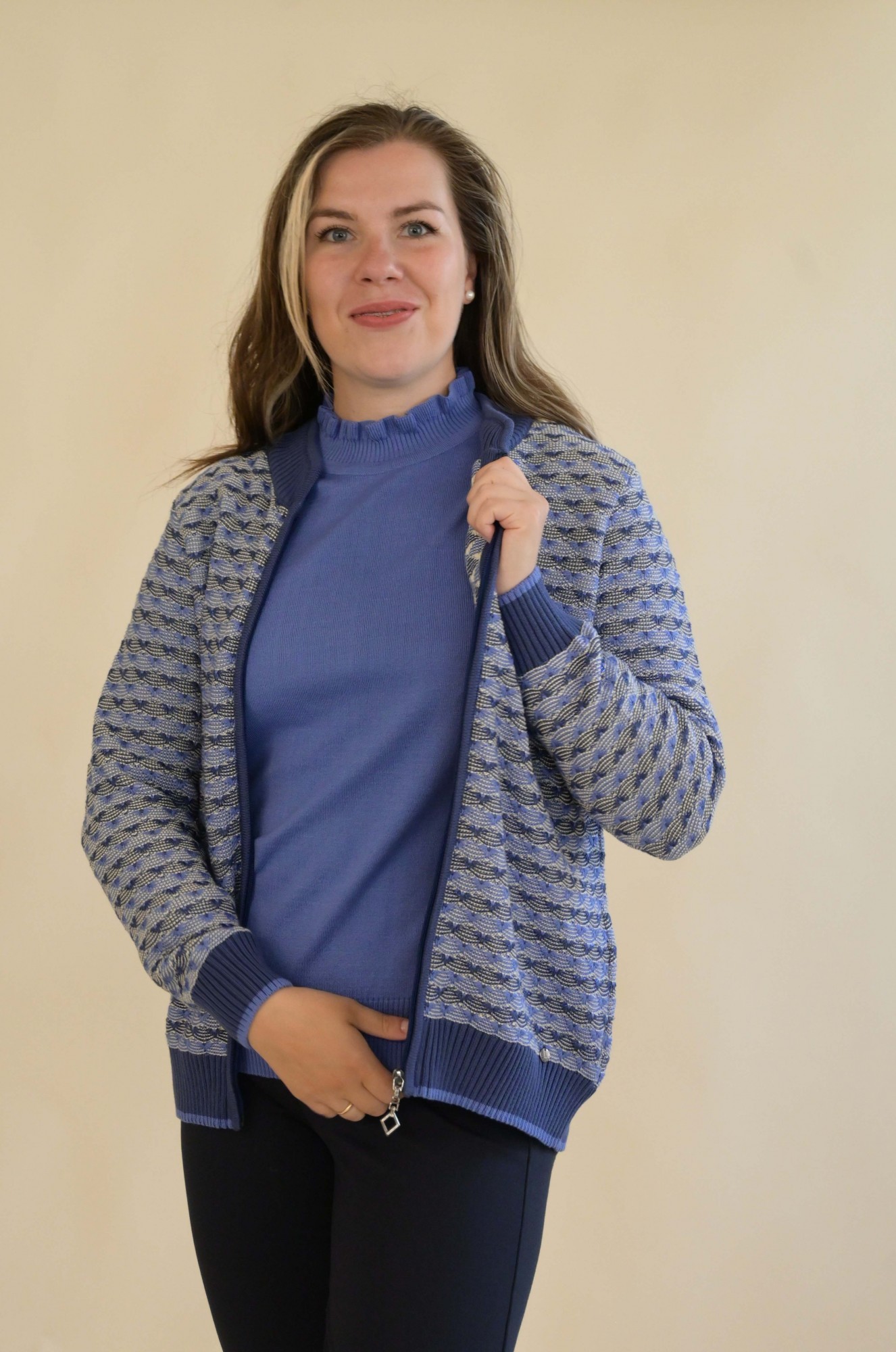 Afbeelding van Blauw dessin vest van ons eigen merk Esmay Exclusiv