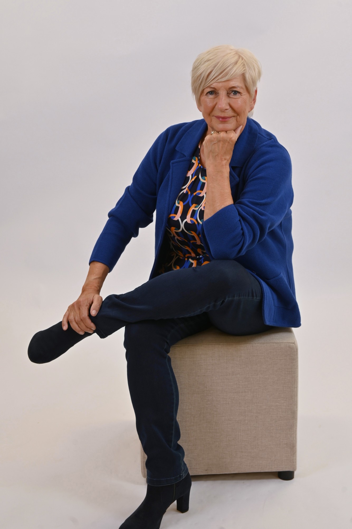 Afbeelding van Blauw vest, blazer model van ons eigen merk Esmay Exclusiv.